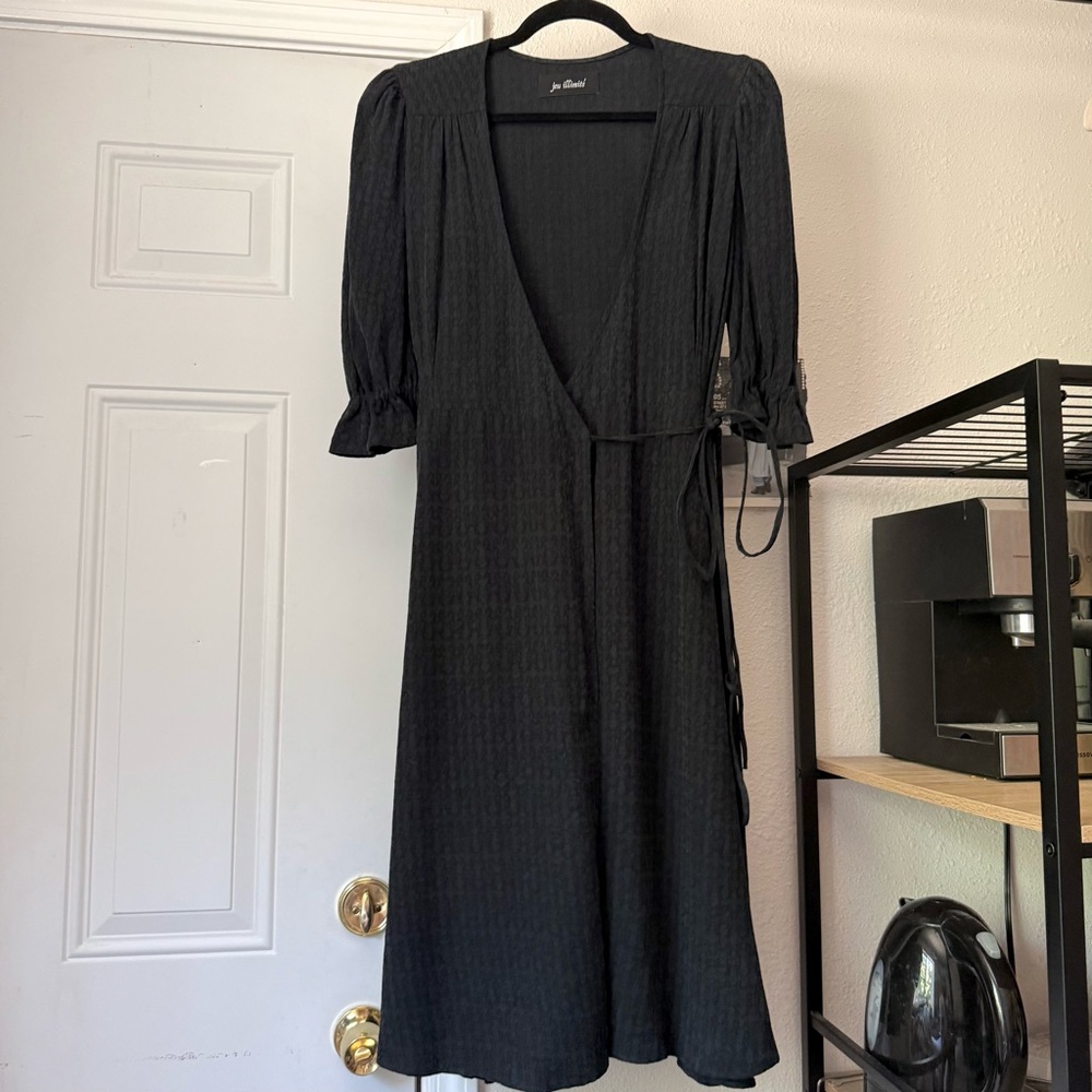 JEU ILLIMITE black textured puff short sleeve midi wrap dress
